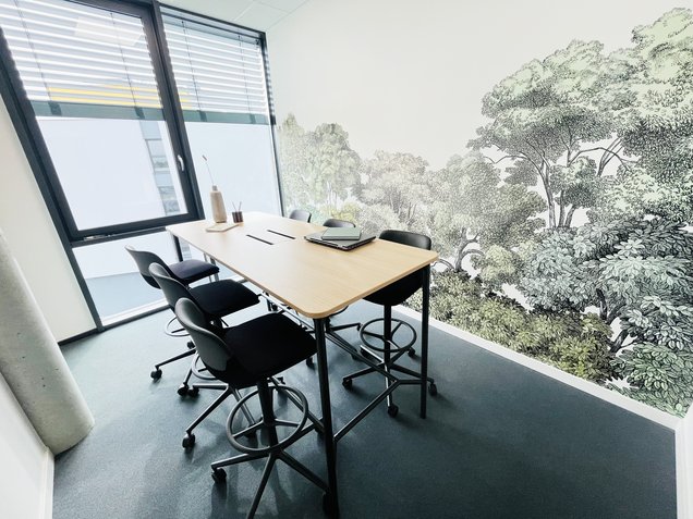 Besprechungszimmer mit Waldtapete