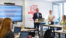 Best Practice Beispiel aus Viernheim: Bürgermeister Matthias Baaß und Gleichstellungsbeauftragte Maria Lauxen-Ulbrich stellen das Viernheimer Modell zur Gewinnung von Kita-Fachkräften vor.