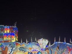 Bayern Breaker Fahrgeschäft bei Nacht mit roten grünen und blauen Lichteffekten