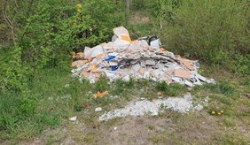 Immer wieder kommt es zu illegal entsorgten Haus- und Sperrmüll, vor allem in Waldgebieten. ©Turnverein von 1893 Viernheim e.V. Müllberg im Wald