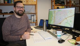 René Schärling zeigt an der interaktiven Deutschlandkarte auf www.refill-deutschland.de alle Orte inklusive Standorte der einzelnen „Refill-Stationen“ und Trinkbrunnen.