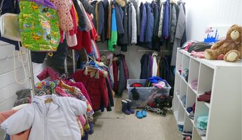 Viele Jacken und Kleidungsstücke in einem Raum