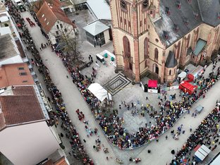Fastnachtsumzug von oben Straße führt um Kirche