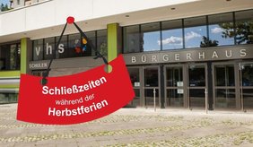 Zu sehen ist der Eingang des Bürgerhauses. Darüber ist grafisch ein rotes Schild platziert mit der Aufschrift Schließzeiten während der Herbstferien.
