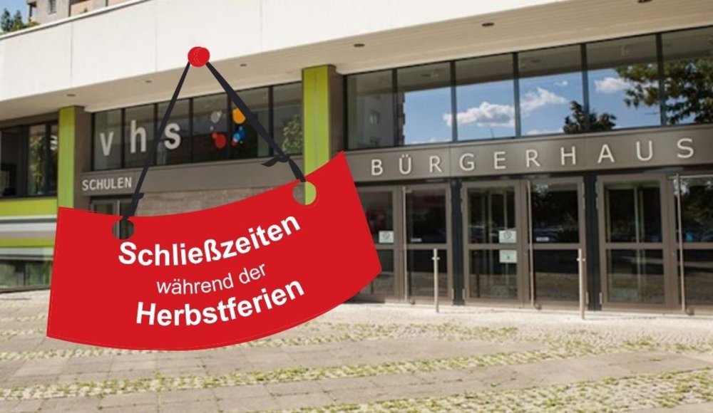 Zu sehen ist der Eingang des Bürgerhauses. Darüber ist grafisch ein rotes Schild platziert mit der Aufschrift Schließzeiten während der Herbstferien.