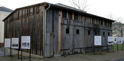 Garage der „grauen Busse“, mit denen Menschen in die Tötungsanstalt gebracht wurden. Heute Teil der Gedenkstätte Hadamar, aufgenommen 2008. Garage der „grauen Busse“, mit denen Menschen in die Tötungsanstalt gebracht wurden. Heute Teil der Gedenkstätte Hadamar, aufgenommen 2008.