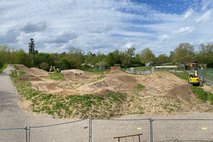 Sandhügel mit Baggern