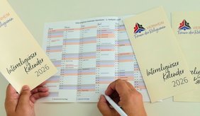 Der Interreligiöse Kalender informiert über die vielfältigen Feste und Feiertage der in Viernheim beheimateten abrahamitischen Religionen. Ob für religiös gebundene oder nicht gebunden Menschen und Familien spielen diese Feiertage im Ablauf des Jahres immer (noch) eine große Rolle.