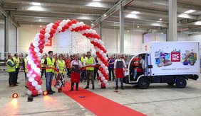 Viele Menschen in einer Firmenhalle.