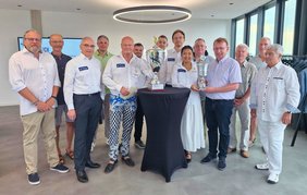 Zwei Pokale, eine historische Saison: Mit der Deutschen Meisterschaft und dem Deutschen Mannschaftspokal sicherte sich der Schachclub Viernheim erstmals das Double.