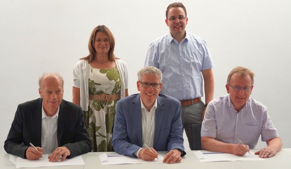 Bei der Unterzeichnung der Verwaltungsvereinbarung (vlnr): sitzend: Markus Schmitt (Leiter des Dezernats „Planung und Bau Südhessen“, Hessen Mobil), Christian Engelhardt (Landrat, Kreis Bergstraße), Matthias Baaß (Bürgermeister, Viernheim);stehend: Angelika Beckenbach (Erste Kreisbeigeordnete, Kreis Bergstraße), Jörg Scheidel (Erster Stadtrat, Viernheim)