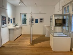 Blick in die Ausstellung auf Ausstellungsvitrinen