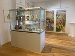 Ausstellungsraum mit Vitrine