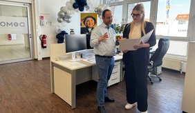 Wirtschaftsförderer Alexander Schwarz und Inhaberin Miriam Halili