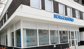 Ein ansprechender Schriftzug sowie eine auffällige Folierung der Fenster machen die Bürgerinnen und Bürger auf das Bürgerbüro am neuen Standort aufmerksam. ©Stadt Viernheim Gebäude von außen