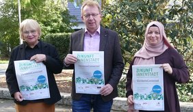 ©Stadt Viernheim Zwei Frauen und ein Mann halten ein Plakat in den Händen