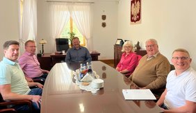 Bürgermeister Jankowski (3. v. l.) begrüßt die Viernheimer Delegation im Rathaus (v.l.) Jochen Krause, Bürgermeister Matthias Baaß, Barbara Zielinska-Nolte, Norbert Schübeler, Sascha Niebler.