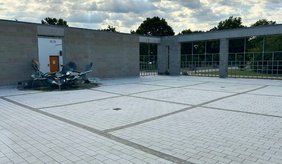 Neue Pflasterung für mehr Sicherheit: Die Trauerhöfe am Waldfriedhof nach Abschluss der Sanierung.