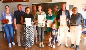 Sie freuen sich über die gelungene Weiterqualifizierung, v.l.n.r.: Andrea Ewert (Stadt Viernheim), Bürgermeister Matthias Baaß, Zeynep Vatancı (Lotsin), Tina Koch (Verein Lernmobil e.V.), Basak Deniz (Lotsin), Rositsa Dimitrova mit Tochter (Lotsin), Ausbildungsleiterin Ernestine Schneider (Verein Lernmobil e.V.), Amir Mohammed Rasuli (Lotse) und Dr. Brigitta Eckert (Verein Lernmobil e.V.).