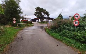 Direkt vor der Landmetzgerei Hoock: Die Brücke Vie24 ist stark beschädigt und wird aktuell zusätzlich durch Lastverteilplatten gesichert.