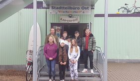 Helfen Jugendlichen bei der Integration (hinten von links): Lars Prechtl, Ralf Hermann, Ellis Kravtschenko, Erwin Zeichner sowie (vorne von links): Liyah Pachner, Waed Al Masalmeh und Carmela Sibilla ©Stadt Viernheim Sechs Jugendliche und ein erwachsener Mann stehen in zwei Reihen auf Eingangsstufen im Hintergrund Eingang Villa Kunterbunt