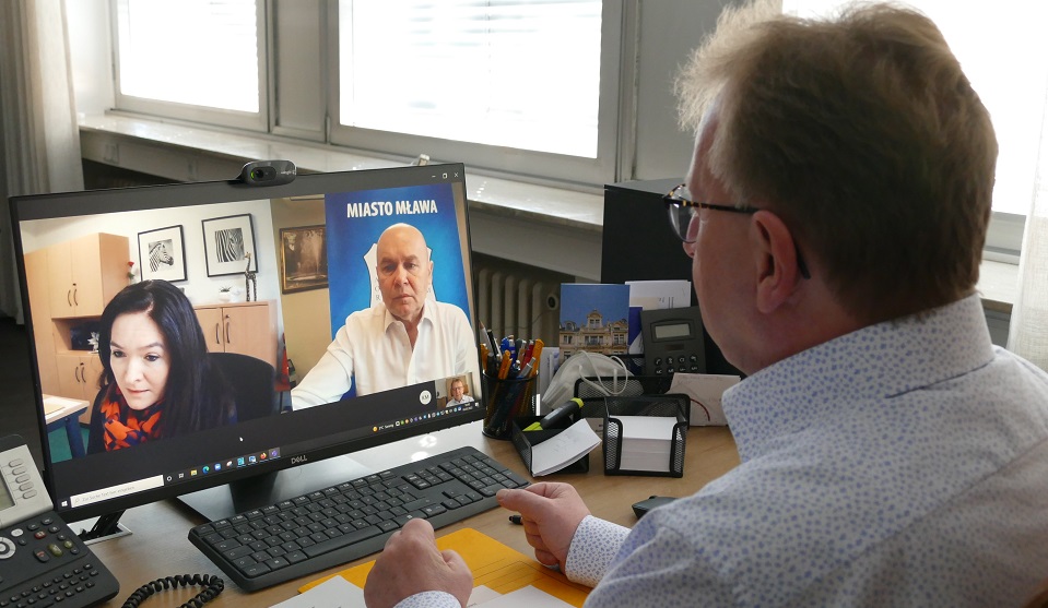 Viernheims Bürgermeister Matthias Baaß in seinem Amtszimmer bei der Videokonferenz mit Mławas Bürgermeister Sławomir Kowalewski und Edyta Zander (Übersetzung).©Stadt Viernheim