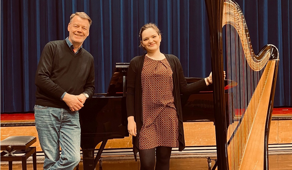 Rúnar Emilsson, Leiter der Musikschule und Jelena Engelhardt, Harfenlehrerin freuen sich auf die bevorstehende Matinée. ©Stadt Viernheim