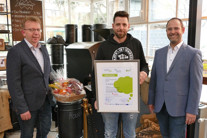 Mut und Engagement wurde belohnt! Bürgermeister Matthias Baaß (links) und Wirtschaftsförderer Alexander Schwarz (rechts) gratulieren André Zehm zur Auszeichnung ©Stadt Viernheim